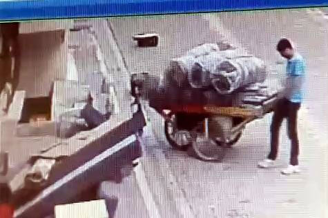 el arabali soyguncu gun ortasinda arkasina bakmadan aldi gitti 1 khO5vtQu