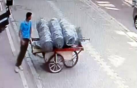 el arabali soyguncu gun ortasinda arkasina bakmadan aldi gitti 3 Kj8ZXE7B