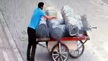 el arabali soyguncu gun ortasinda arkasina bakmadan aldi gitti uFdQ2cz6