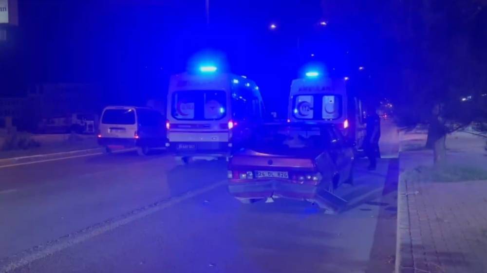erzincanda iki otomobil carpisti 3 yarali 0