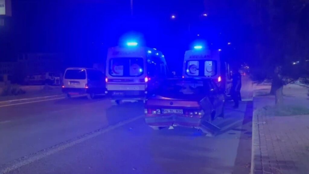 erzincanda iki otomobil carpisti 3 yarali WXgvY2wA