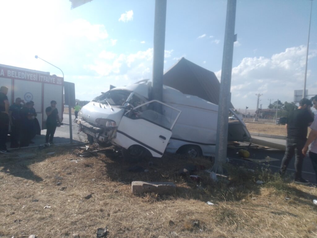 feci kazada iki arac birbirine girdi yaralilar var bvuggxXO