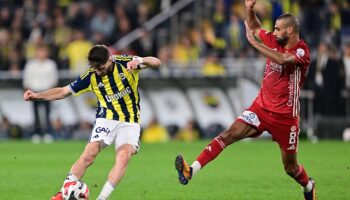 fenerbahce taraftarlari onu ayakta alkisladi U7yZIJhr