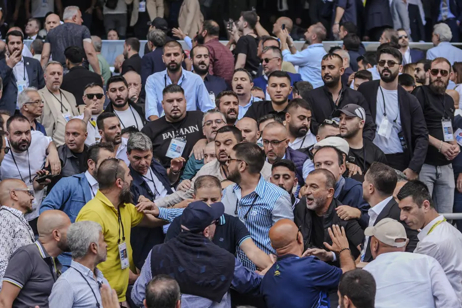 fenerbahce tribunlerinde tansiyon yukseldi kongrede sadettin sarana kahveli saldiri 1 PAwIwhUT