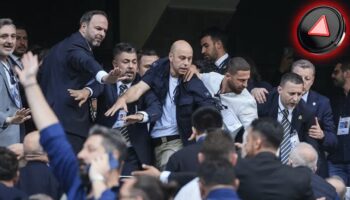 fenerbahce tribunlerinde tansiyon yukseldi kongrede sadettin sarana kahveli saldiri z8VKfwCX
