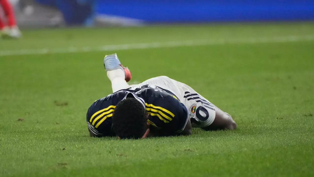 fenerbahcede buyuk korku en cok maas verilen futbolcu sezonu kapatabilir 0 tcmk2L7g
