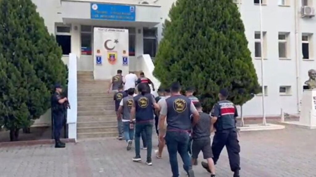 FETÖ tehdidiyle 1 milyon lira dolandırdılar! 5 sahte polis yakalandı 1 feto tehdidiyle 1 milyon lira dolandirdilar 5 sahte polis yakalandi 95UEBb1k