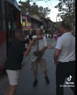 gavur kilikli lafi ortaligi savas alanina cevirdi sokak roportajinda yumruklar konustu 0 Ol6j58uu