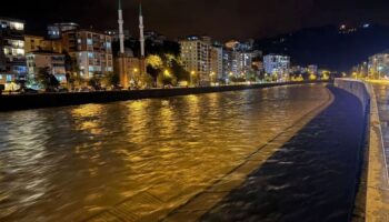 giresunda saganak yagis hayati felc etti thACSu7A