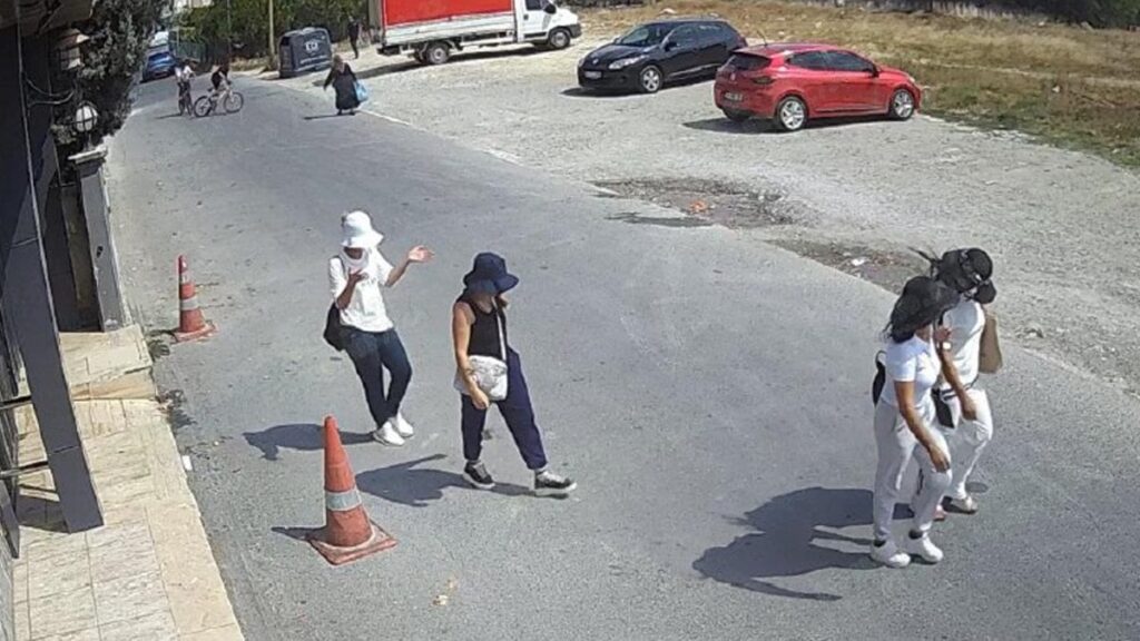 hirsiz kadinlarin dikkat ceken plani sik giyim sapka ve gozluk 3 kadin yakalandi me9Q1PR1