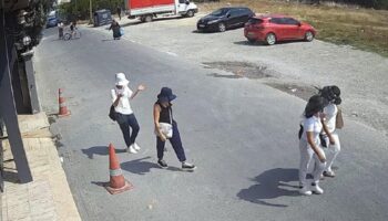 hirsiz kadinlarin dikkat ceken plani sik giyim sapka ve gozluk 3 kadin yakalandi me9Q1PR1