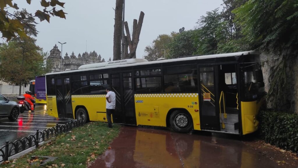 iett otobusu motosikleti bicti yurekleri agza getirdi qyU92GlR