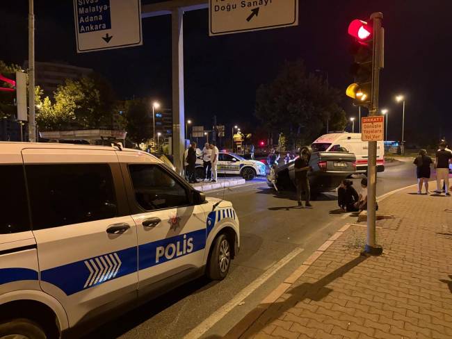 isikta bekleyen araca carpip takla atti 1 zRiafCW5