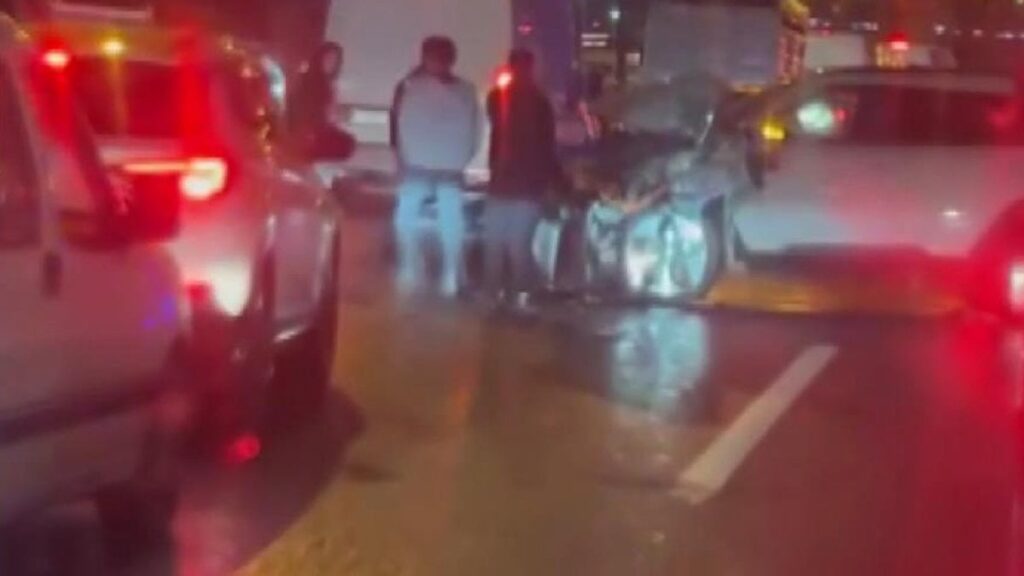 istanbulda 17 aracin karistigi zincirleme kaza JIn1IyZT