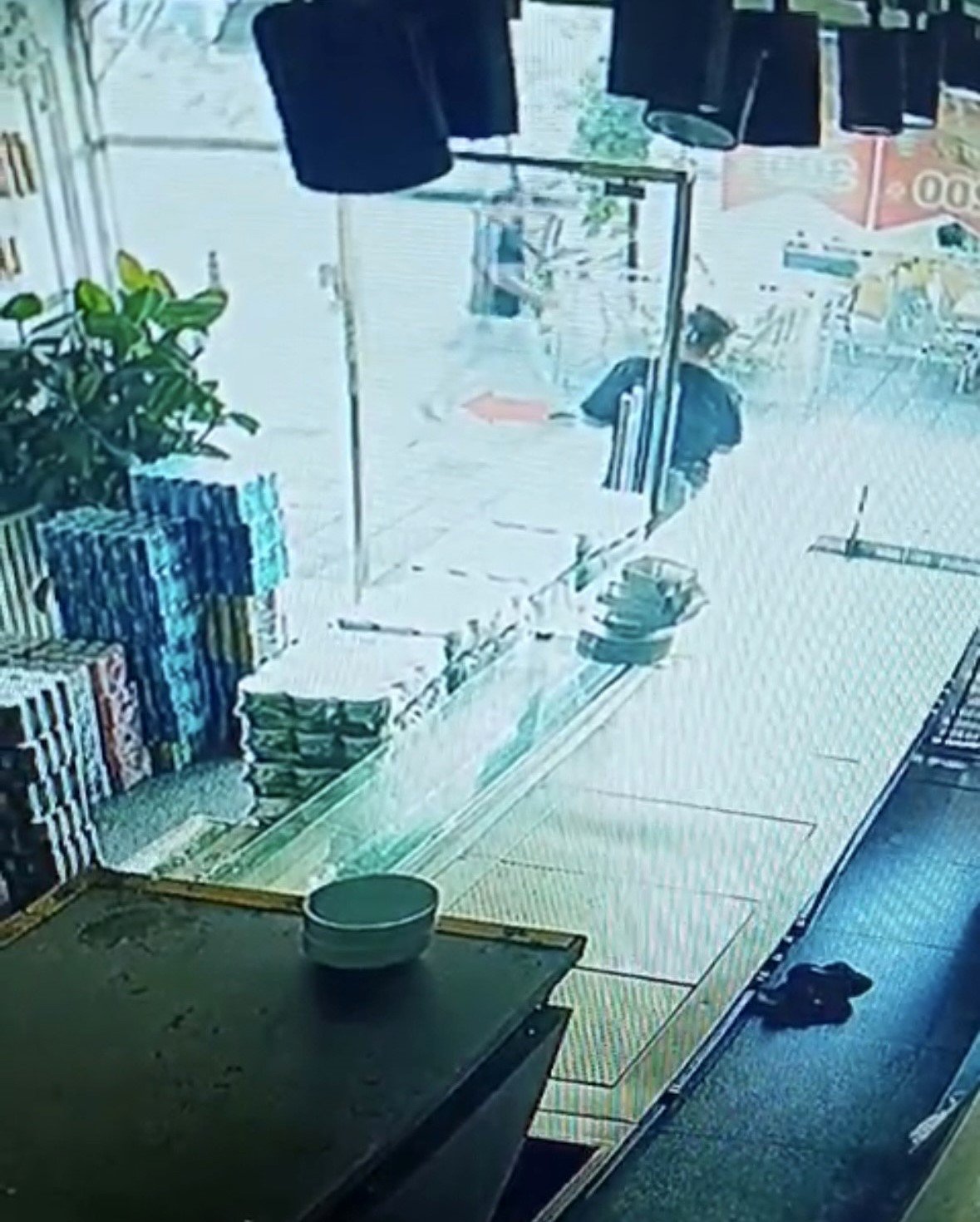 istanbulda hirsizdan ilginc taktik kameraya yakalandi 1 qgRagqmn