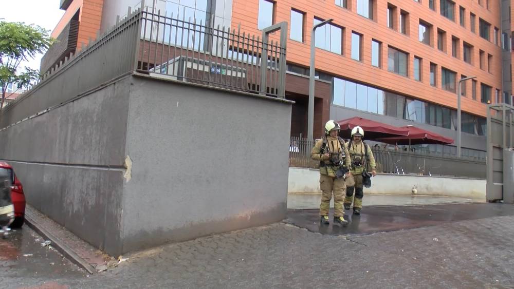 istanbulda ozel bir universitede yangin ogrenciler tahliye edildi 1 9tT78Lff