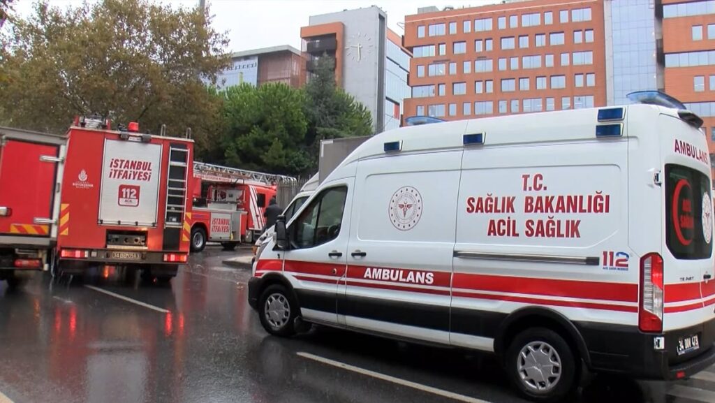 istanbulda ozel bir universitede yangin ogrenciler tahliye edildi OJvDeEKR