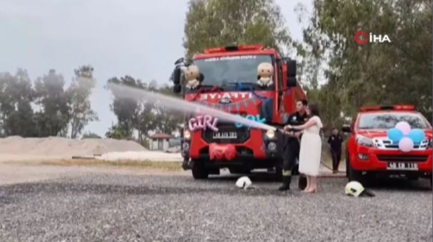 itfaiye hortumuyla cinsiyet partisi mavi su erkek bebek mujdeledi 0 hZAhJR8T