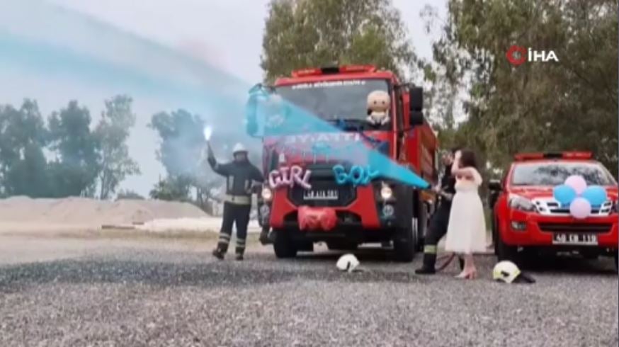 itfaiye hortumuyla cinsiyet partisi mavi su erkek bebek mujdeledi 3 1qbm6IsK
