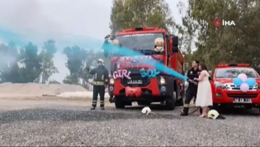 itfaiye hortumuyla cinsiyet partisi mavi su erkek bebek mujdeledi 7