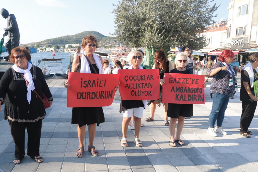 izmirli kadinlardan israile protesto Q9hvsztJ