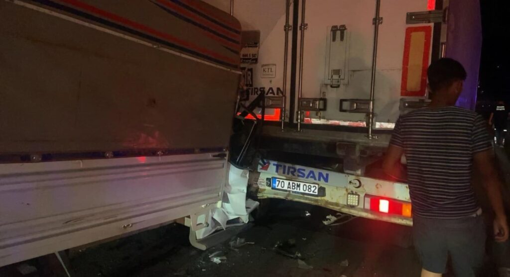 kamyonet tira arkadan carpti 1 olu WzCrF88W