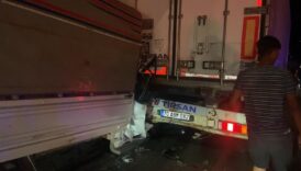 kamyonet tira arkadan carpti 1 olu WzCrF88W