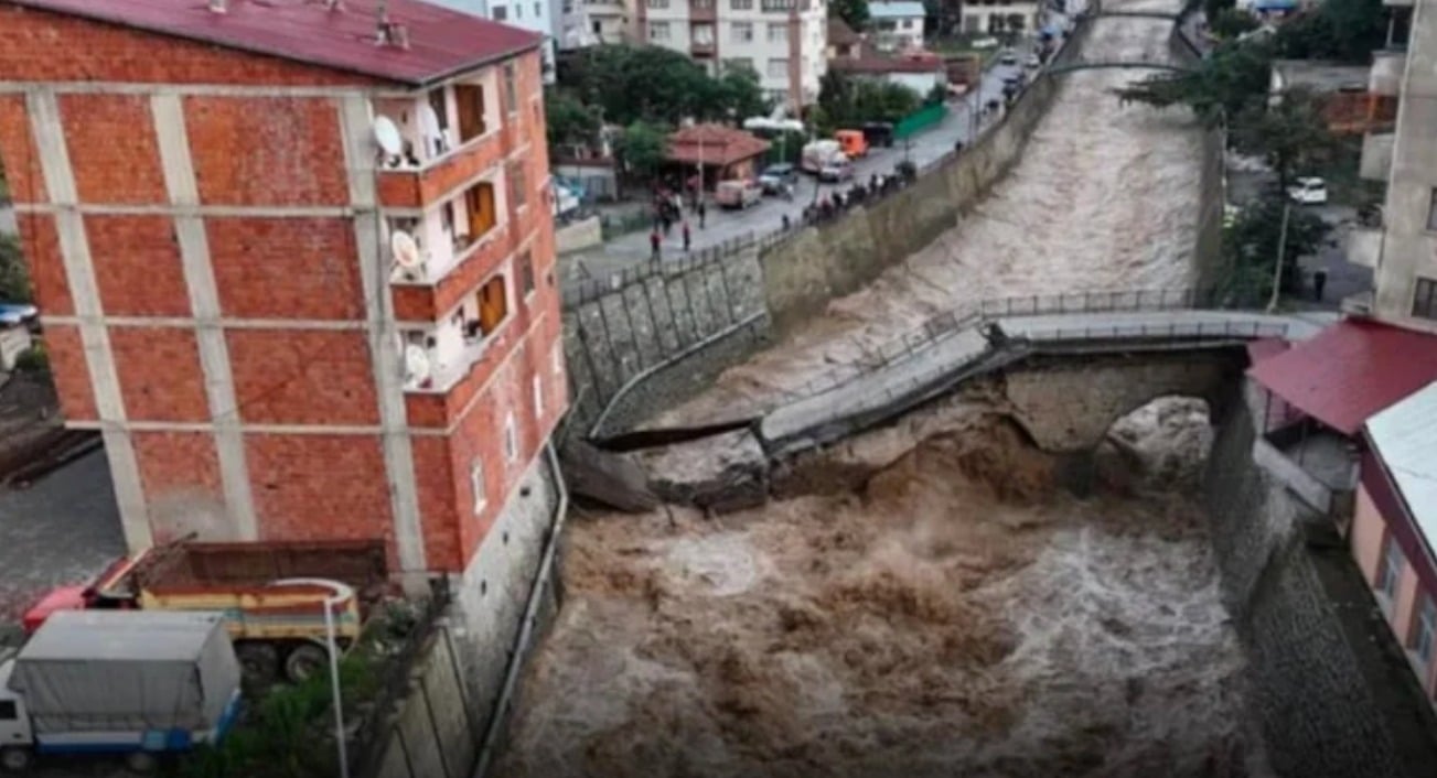 karadenizde kirmizi alarm valilikten korkutan heyelan uyarisi 0 OEaAeSvd
