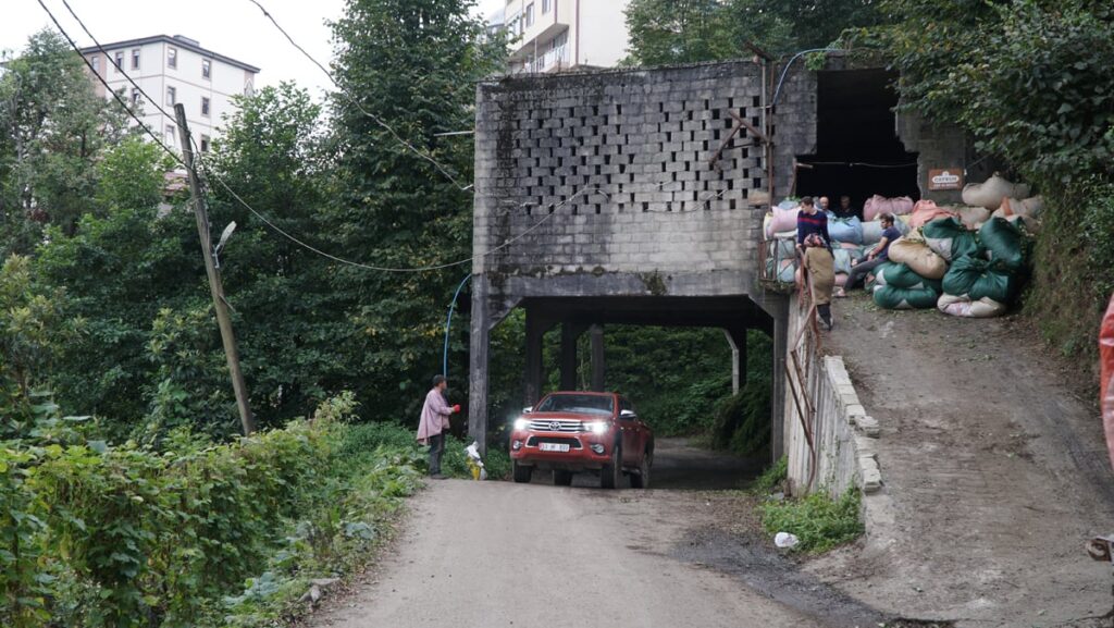 karadenizin pratik zekasinda son harika kamyonlar durmadan cayi alip gidiyor anwAGBiA