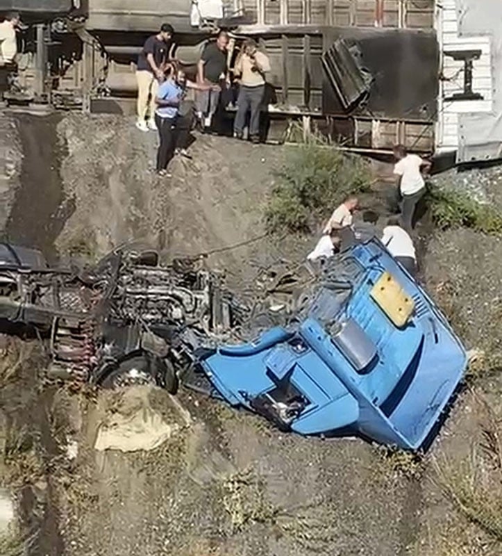 karsi seride gecen tir devrilip ikiye ayrildi 1 GMVINPmA
