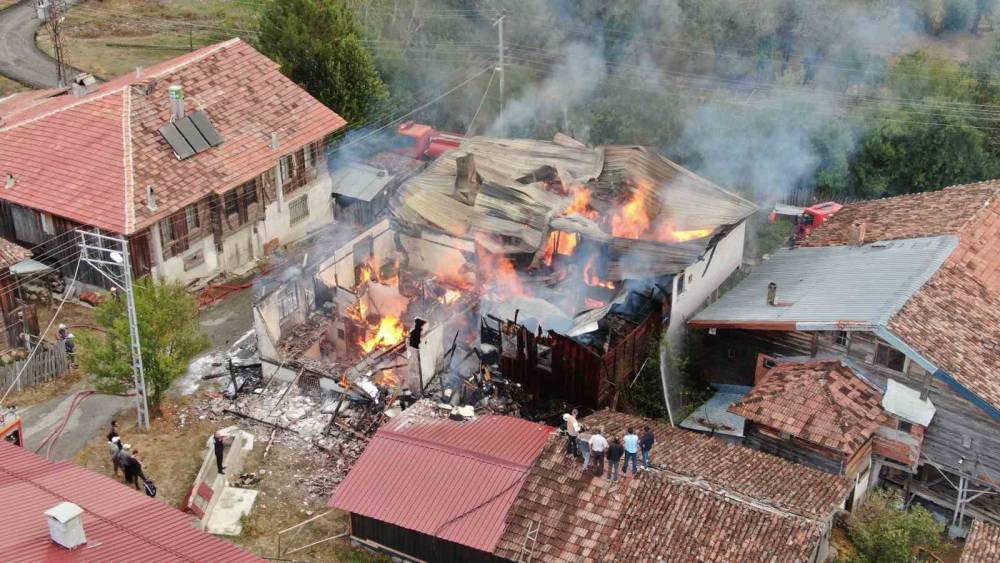 kastamonuda iki katli konak alevlere teslim oldu 0 1iW7waIR