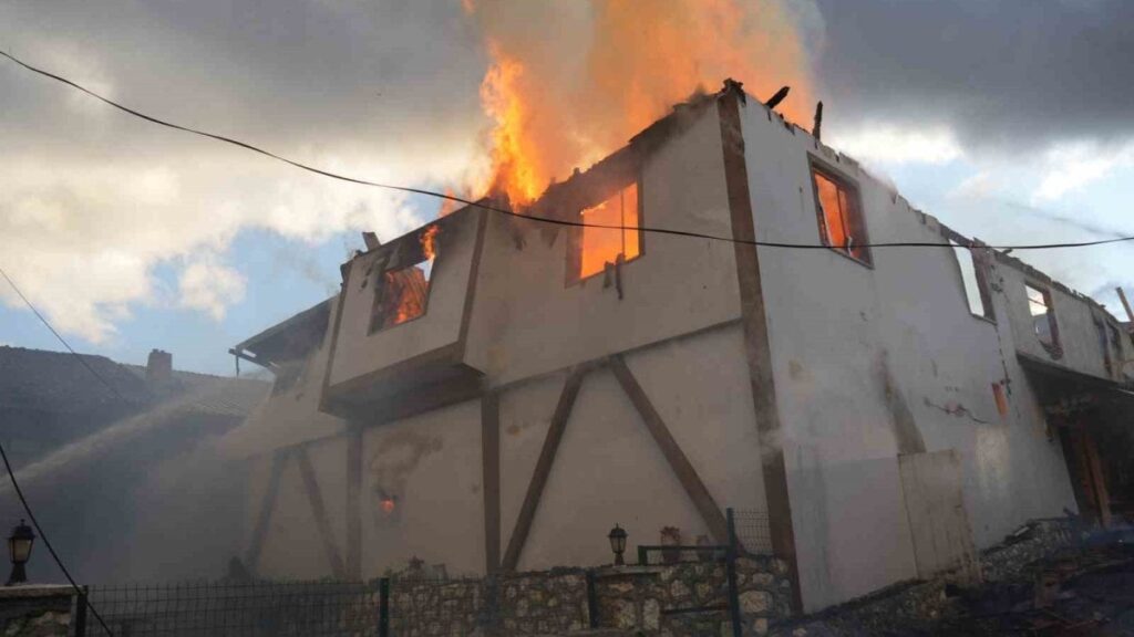 kastamonuda iki katli konak alevlere teslim oldu 9n5IUvRK