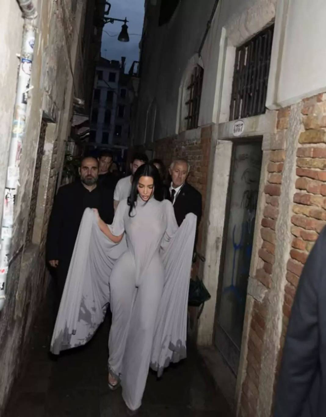 Kim Kardashian'ın gizemli kıyafeti gündem oldu! 2 kim kardashianin gizemli kiyafeti gundem oldu 1
