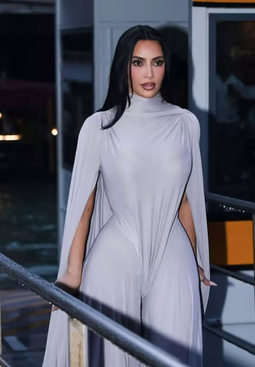 Kim Kardashian'ın gizemli kıyafeti gündem oldu! 3 kim kardashianin gizemli kiyafeti gundem oldu 2 FasYPu6f