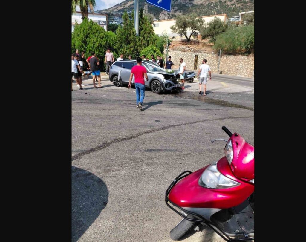kirmizi isik ihlali yapan arac gelin arabasiyla carpisti 1 yarali yVX3msAs