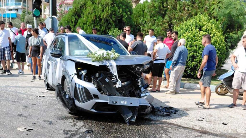 kirmizi isikta gecti gelin arabasiyla carpisti WxGp4vZv