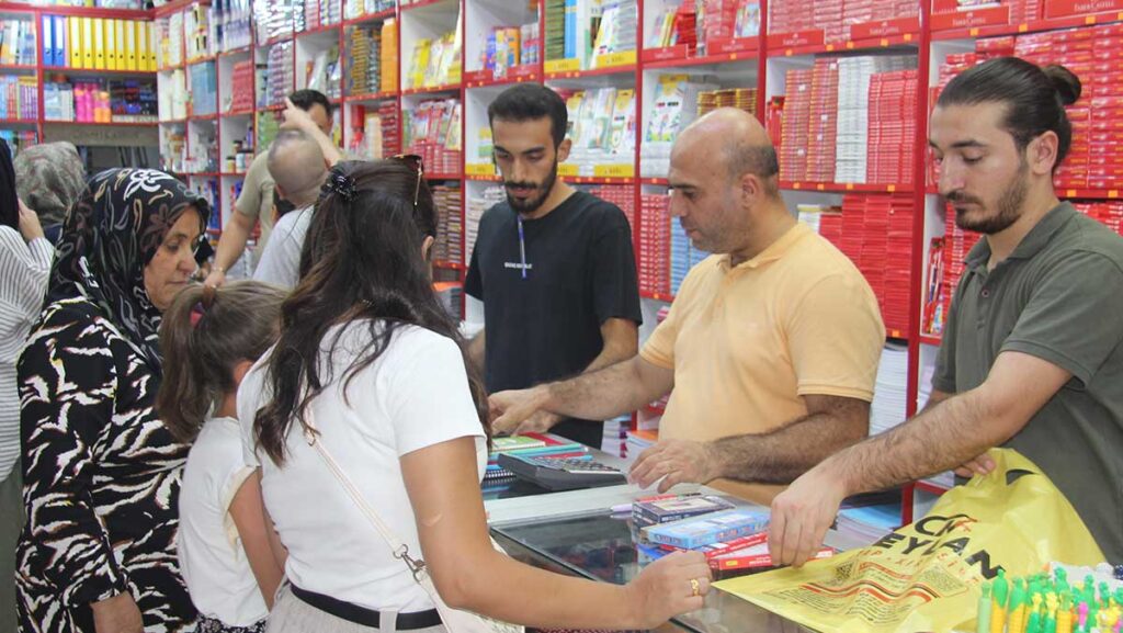 kirtasiyelerde okul alisverisi yogunlugu basladi RBOG87pE