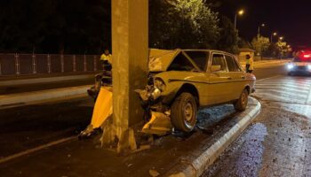 klasik otomobil direge ok gibi saplandi keYPTc23