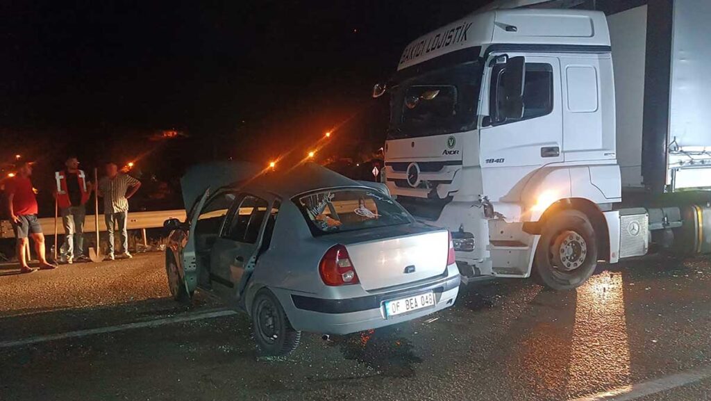 koca tir otomobili onune katti npv7iMLL