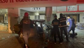 kontrolden cikan otomobil mobilya dukkanina girdi 1 yarali tqYwP8rz