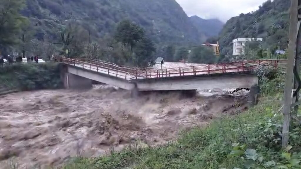 kopruler yikildi yollar kapandi insanlar mahsur kaldi rize kabusu yasiyor GaZVwiPA