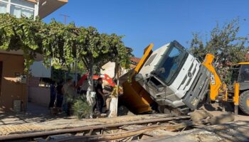 kum kamyonu foseptige dustu iznikte faciadan donuldu 43vsKP7x