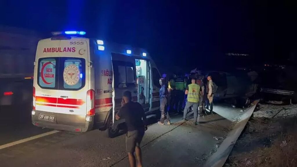 lastigi patlayan minibus takla atti 2 olu 3VbZa3Sw