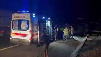 lastigi patlayan minibus takla atti 2 olu 3VbZa3Sw