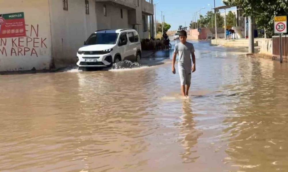 mahalleyi su basti esnaf ve suruculerin kabusu oldu 0 hjrvYUmV