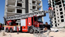 mersinde insaatta 2 isci mahsur kaldi VdxfABQA