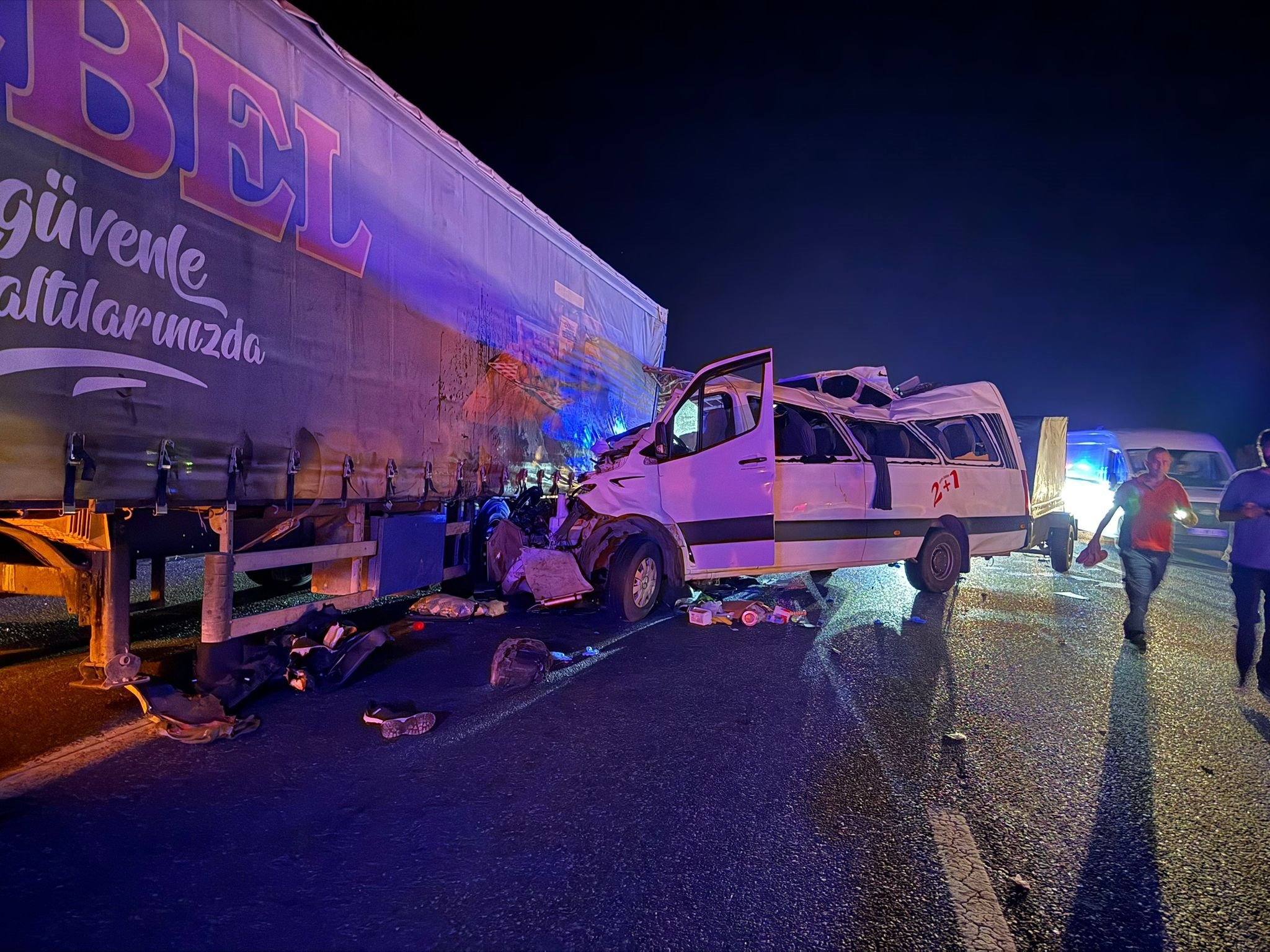 mersinde iscileri tasiyan minibus tira carpti ekipler seferber oldu 3 olu 16 yarali 0 yuttYUze
