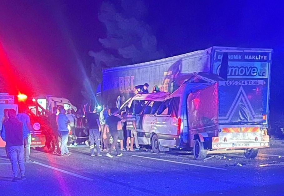 mersinde iscileri tasiyan minibus tira carpti ekipler seferber oldu 3 olu 16 yarali 1 ZQfLwwr5