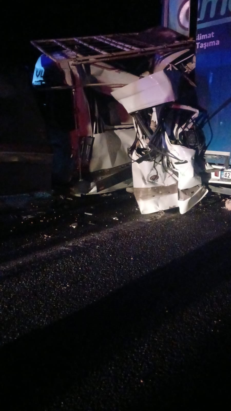 mersinde iscileri tasiyan minibus tira carpti ekipler seferber oldu 3 olu 16 yarali 3 W7FzzuUl