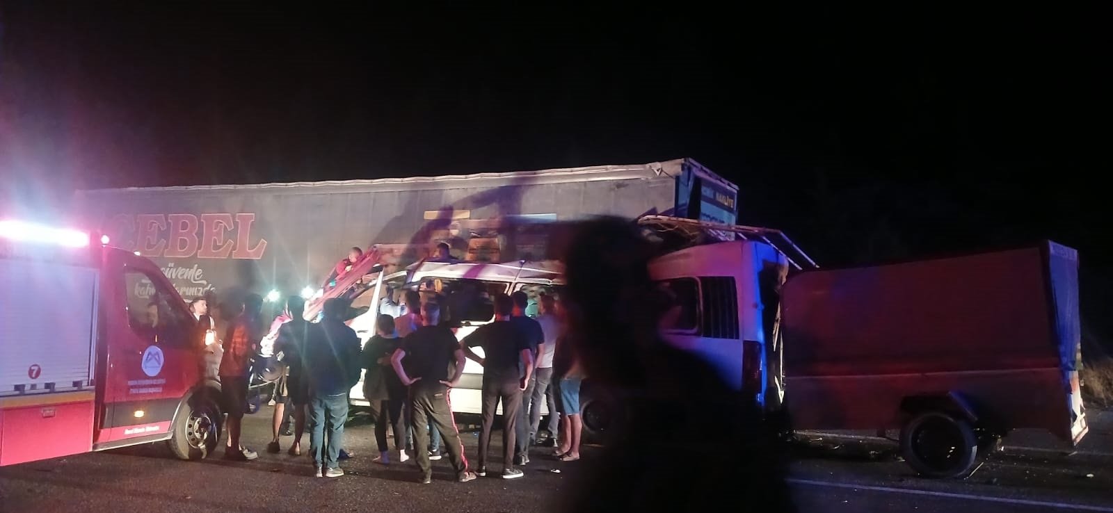 mersinde iscileri tasiyan minibus tira carpti ekipler seferber oldu 3 olu 16 yarali 4 nWPjl2J8